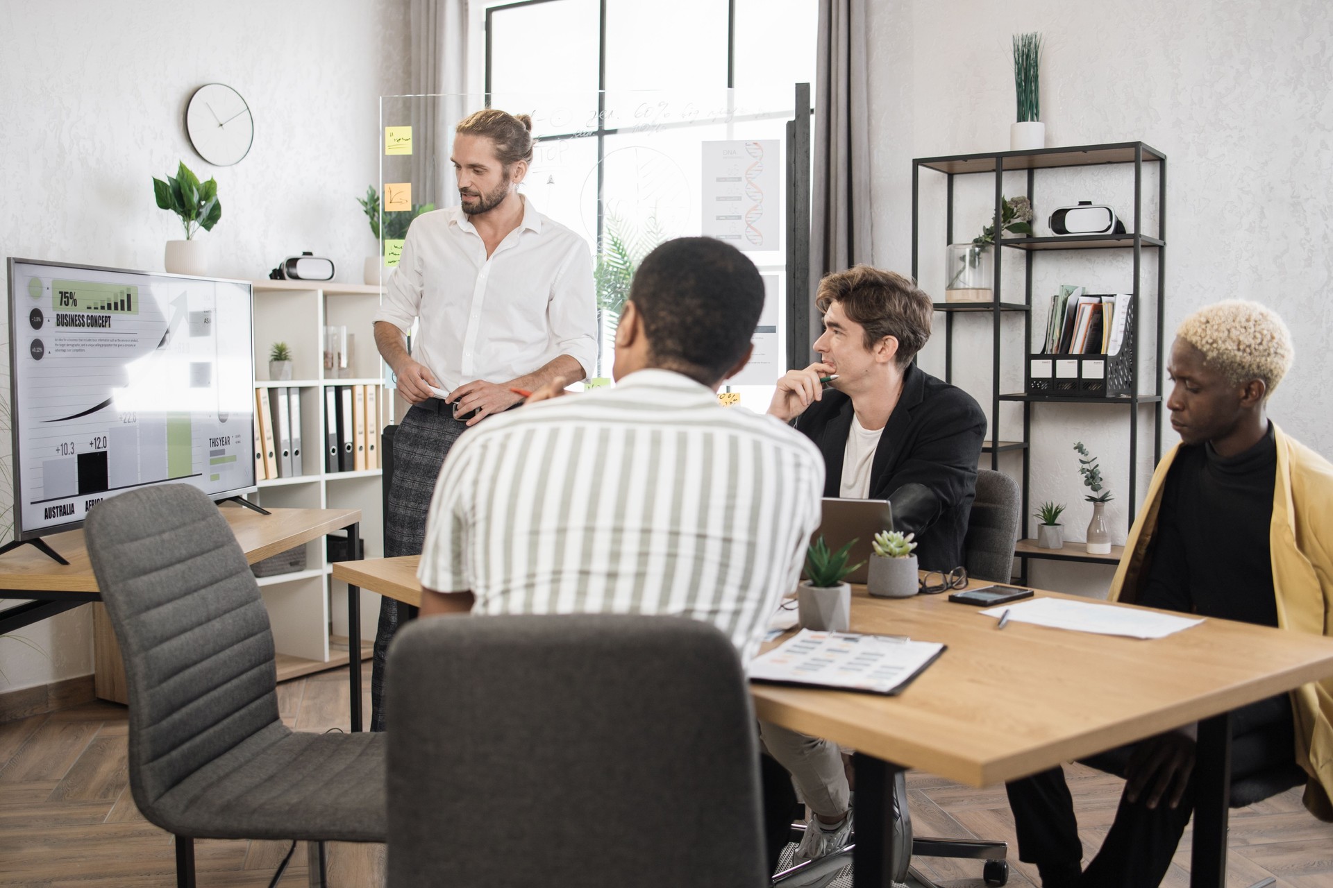 Hombres de negocios multirraciales que tienen información sobre la situación financiera en la empresa.